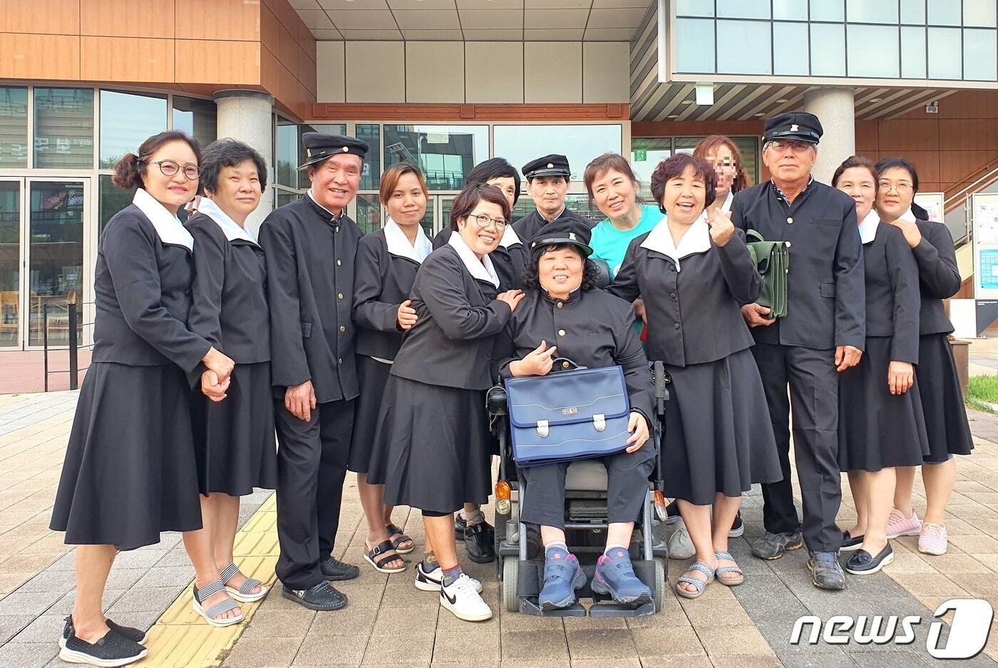 본문 이미지 - 증평 평생학습관 만학도들이 검정고시에서 합격한 후 교복을 입고 기념사진을 찍고 있다.(증평군 제공)ⓒ 뉴스1