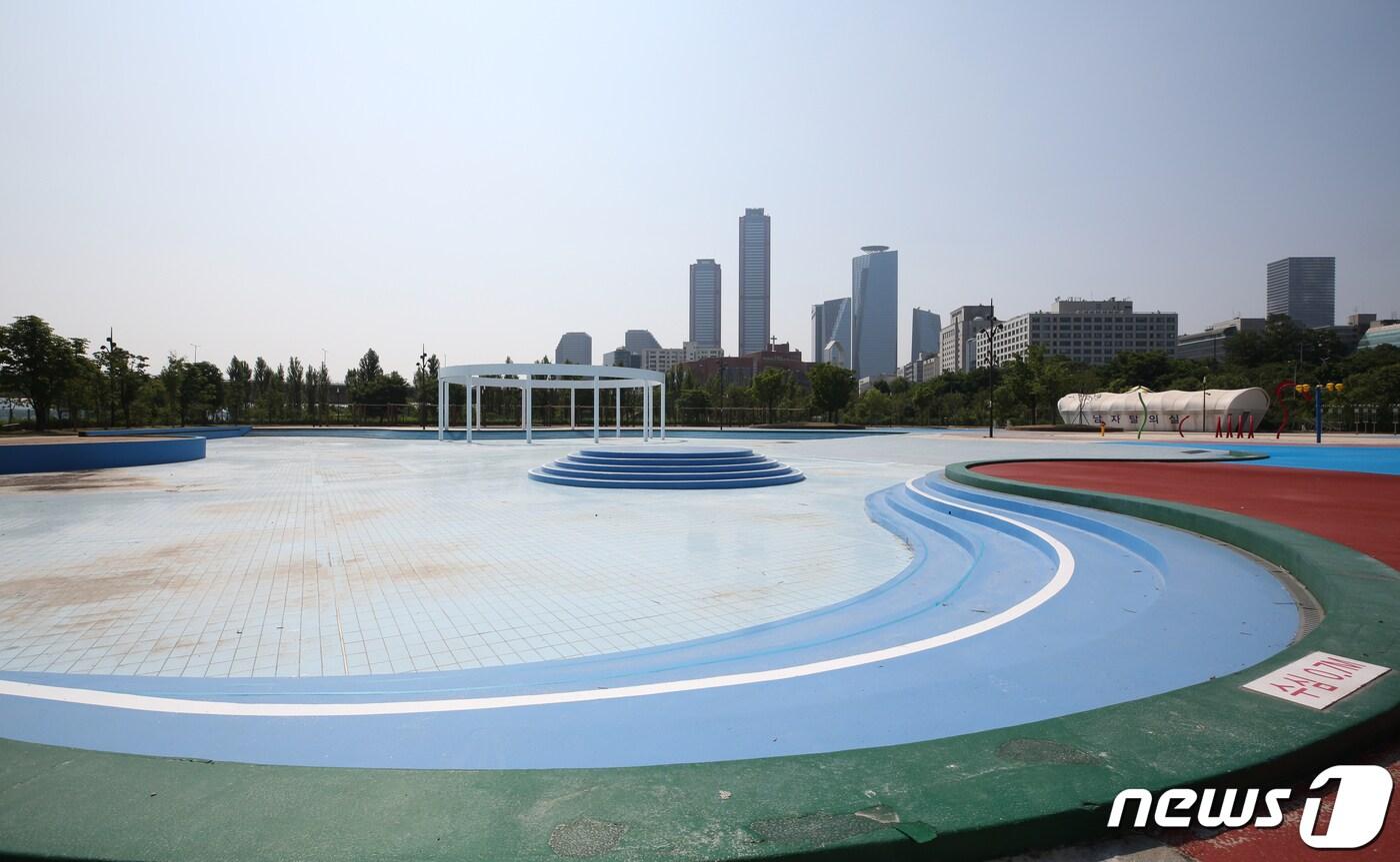 본문 이미지 - 중부 내륙에 폭염주의보가 내려진 21일 오전 서울 여의도한강공원 수영장이 텅 비어 있다.  2020.6.21/뉴스1 ⓒ News1 신웅수 기자