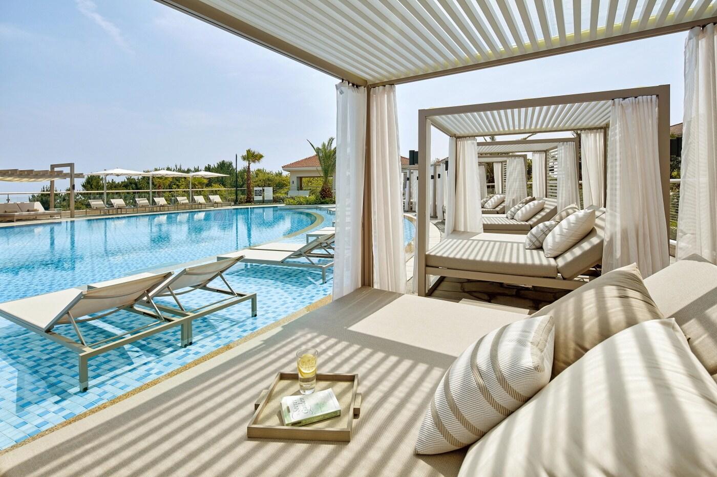 제주신라호텔의 어덜트풀 '쁘티 카바나'ⓒ 뉴스1(호텔신라 제공)