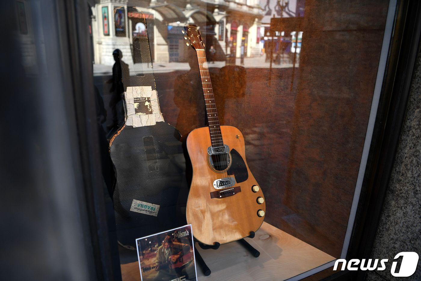 런던 피카딜리 서커스 하드록카페에 전시된 커트 코베인의 기타. ⓒ AFP=뉴스1