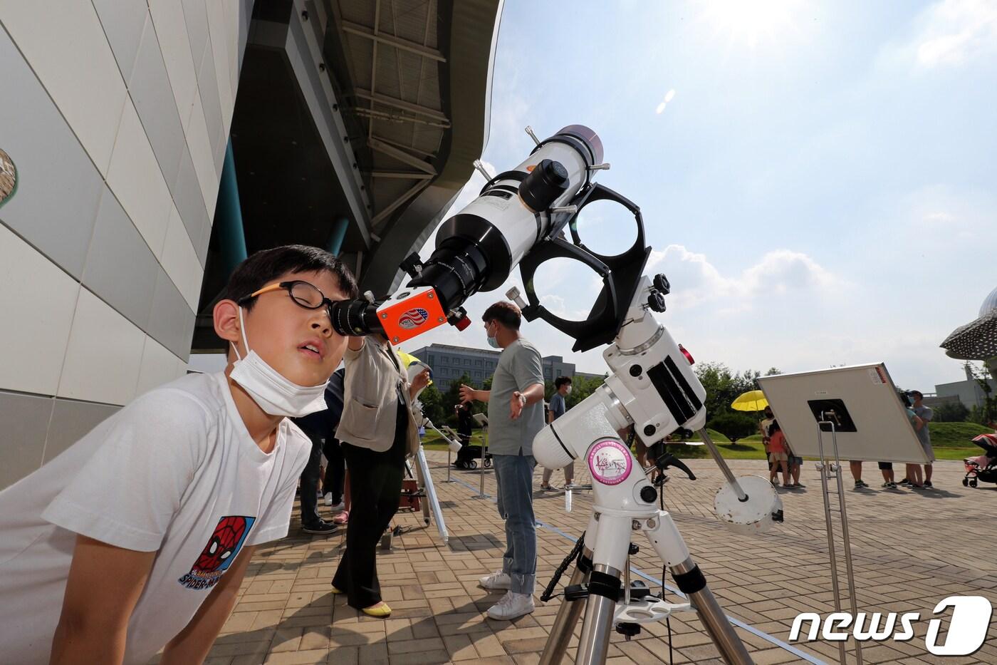 2020년6월21일 오후 광주 북구 국립광주과학관에서 아이들이 망원경을 이용해 부분일식을 관찰하고 있다. 2020.6.21/뉴스1 ⓒ News1DB