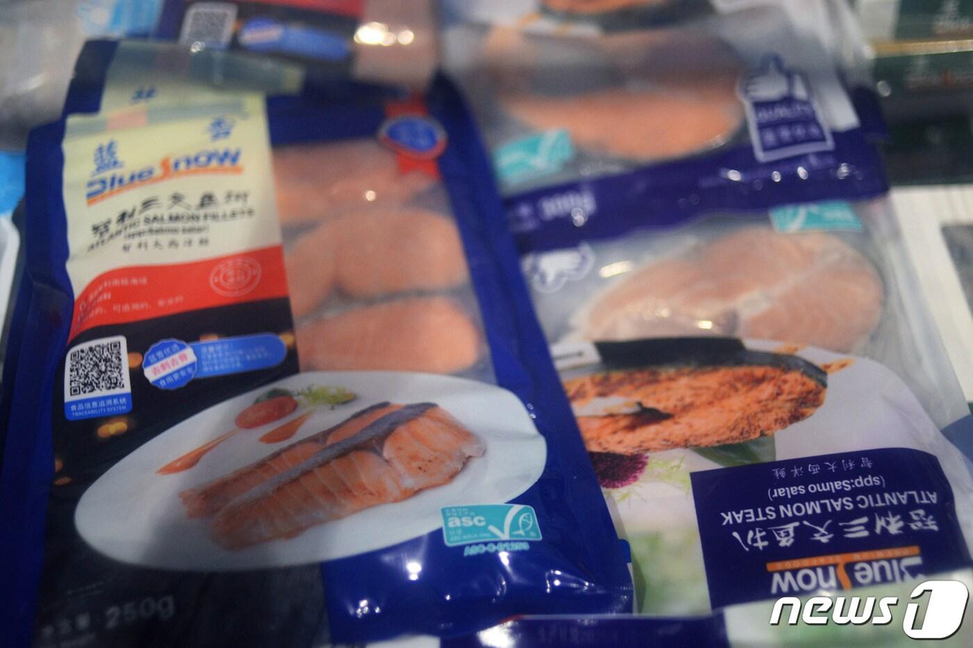 본문 이미지 - 중국 베이징 까르푸 매장에 진열된 수입 연어 ⓒ 로이터=뉴스1