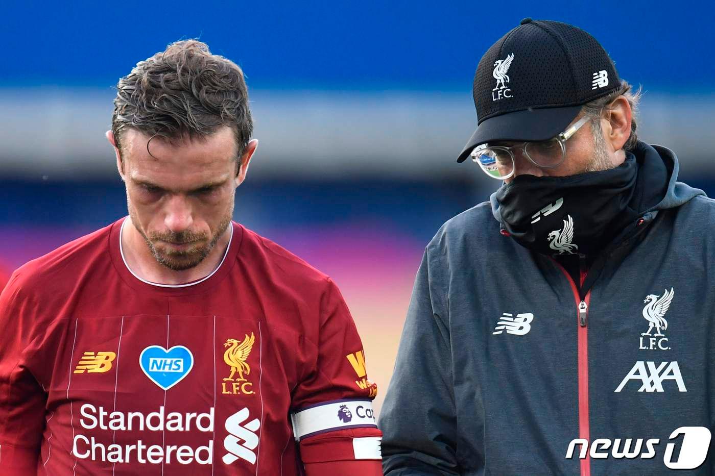 본문 이미지 - 리버풀의 위르겐 클롭 감독(오른쪽)과 주장 조던 헨더슨이 22일(한국시간) 영국 리버풀의 구디슨 파크에서 열린 에버턴과의 2019-20 잉글랜드 프리미어리그 30라운드가 끝난 뒤 대화를 나누고 있다. ⓒ AFP=뉴스1