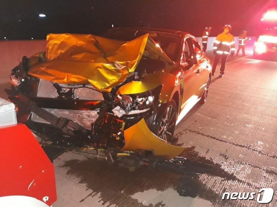 본문 이미지 - 평택~파주고속도로 동시흥분기점에서 음주교통사고를 낸 쏘나타. ⓒ 뉴스1