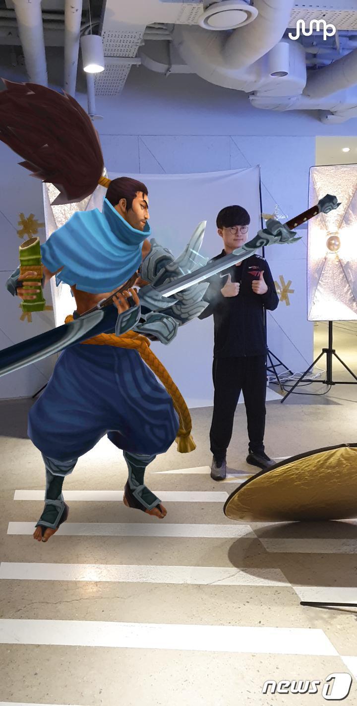 본문 이미지 - 5세대&#40;5G&#41; 기반 SK텔레콤 &#39;점프AR·VR&#39; 애플리케이션&#40;앱&#41;에서 리그 오브 레전드&#40;LoL&#41; 캐릭터&#40;챔피언&#41;인 &#39;야스오&#39;, &#39;아칼리&#39;를 활용한 증강현실&#40;AR&#41; 콘텐츠 제작이 가능해졌다.&#40;SKT 제공&#41; ⓒ 뉴스1