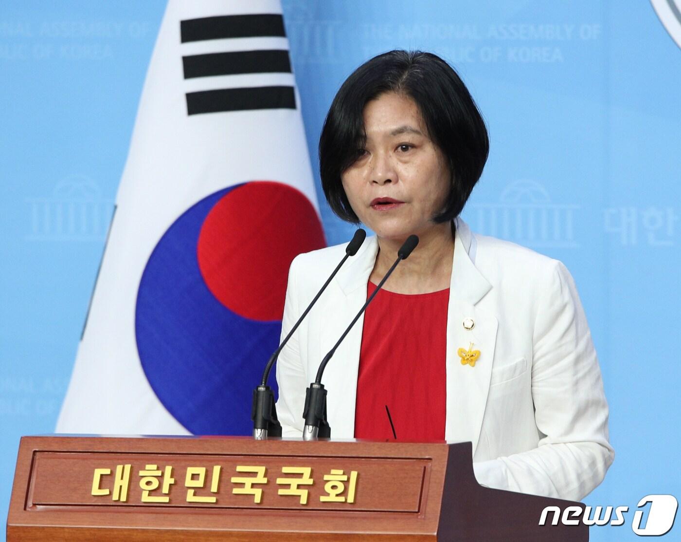 본문 이미지 - 강민정 열린민주당 의원이 22일 오전 서울 여의도 국회 소통관에서 대학 입시 관련 기자회견을 하고 있다. 강 의원은 "해를 거듭할수록 수능으로 대학을 가려면 재수가 기본인 것으로 나타났다＂며 ＂이는 정시가 공정하다는 사회 통념과 대비되는 것으로 정시 확대 정책에 대한 재고가 필요하다＂고 주장했다. 2020.6.22/뉴스1 ⓒ News1 신웅수 기자