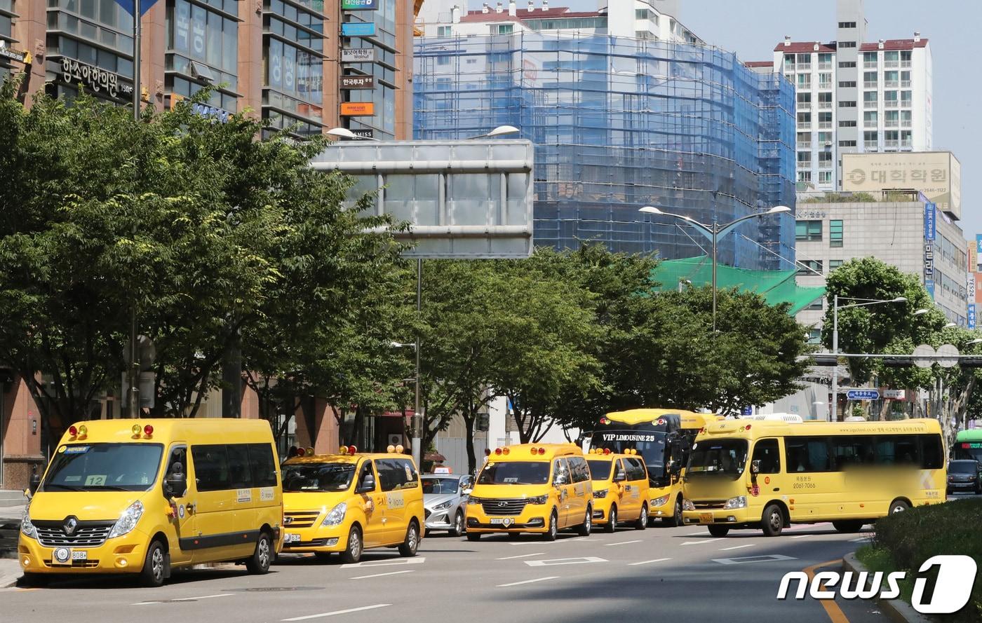 학원가에 줄지어 서 있는 버스. (뉴스1DB) ⓒ News1 이성철 기자