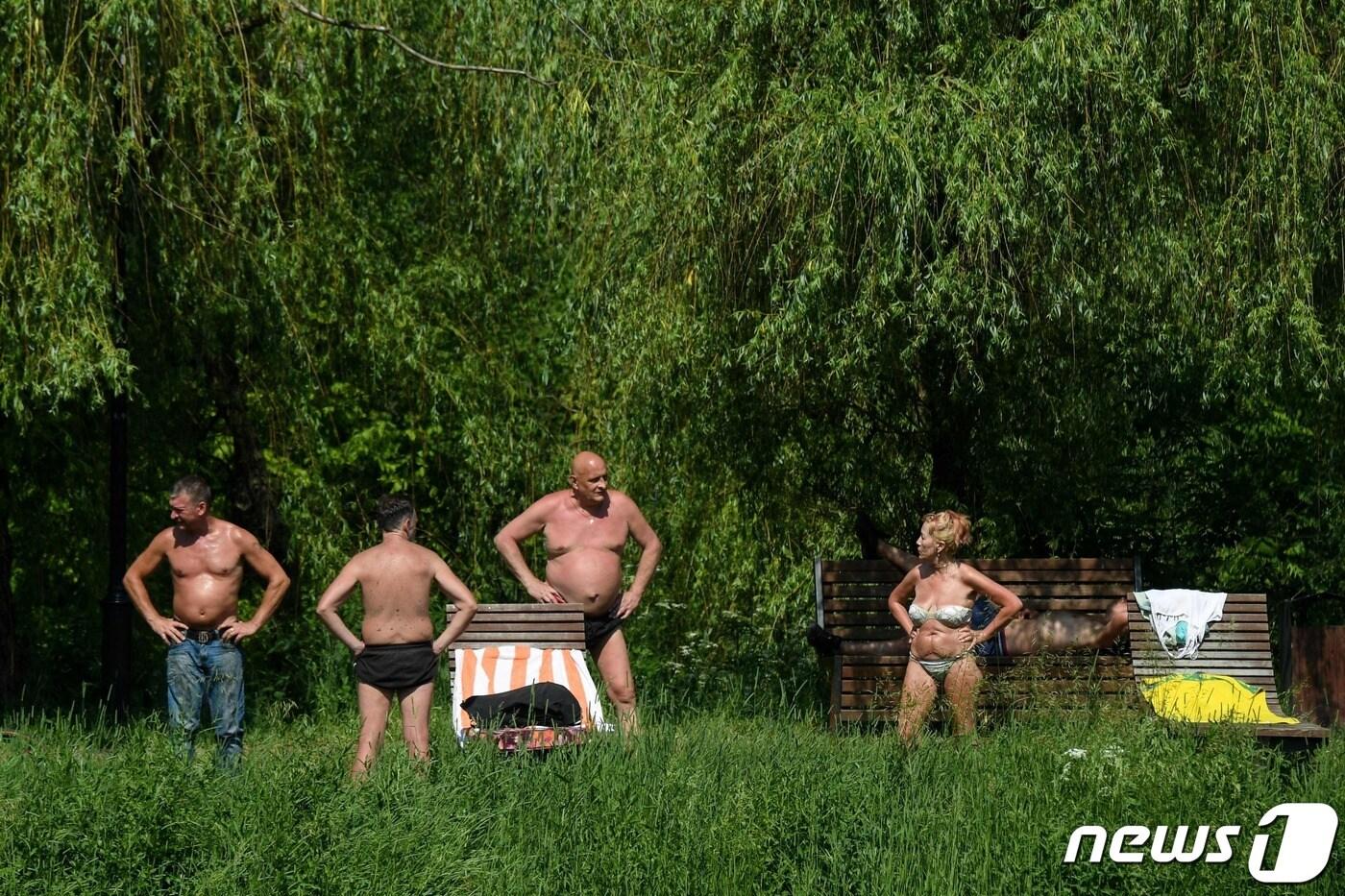 러시아 수도 모스크바의 한낮 최고 기온이 29.4도를 기록한 지난 19일(현지시간) 시민들이 공원에서 일광욕을 즐기고 있다. ⓒ AFP=뉴스1