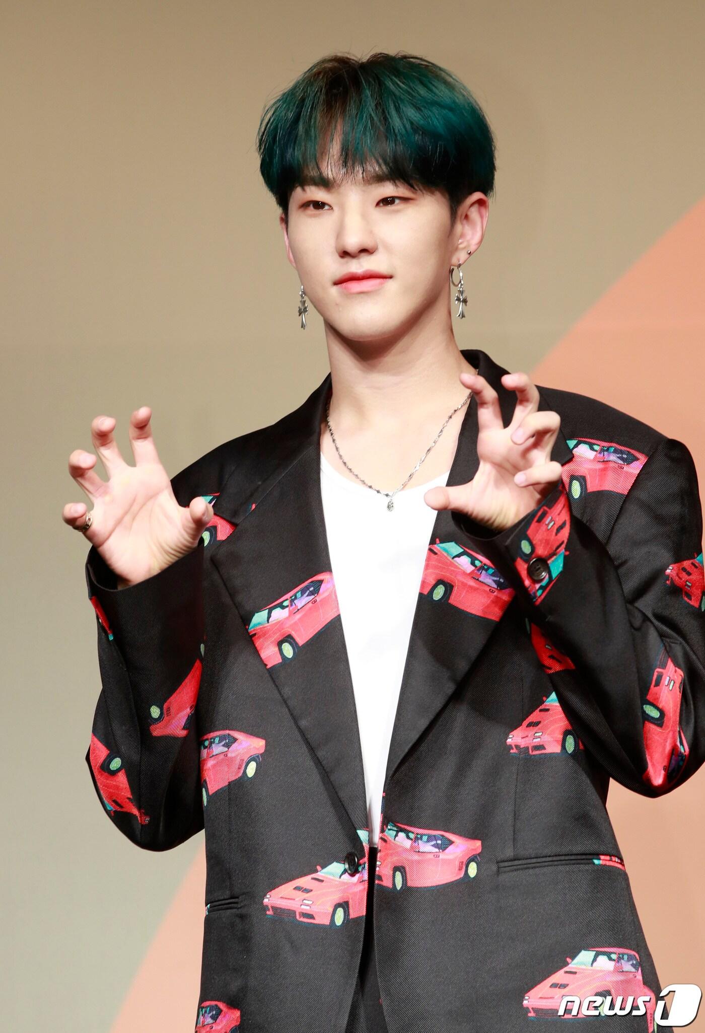 본문 이미지 - 세븐틴(Seventeen) 호시가 22일 오후 서울 강남구 인터컨티넨탈 서울 코엑스에서 열린 7집 미니앨범 ‘헹가래’ 발매기념 기자간담회에 참석해 포즈를 취하고 있다. 2020.6.22/뉴스1 ⓒ News1 권현진 기자