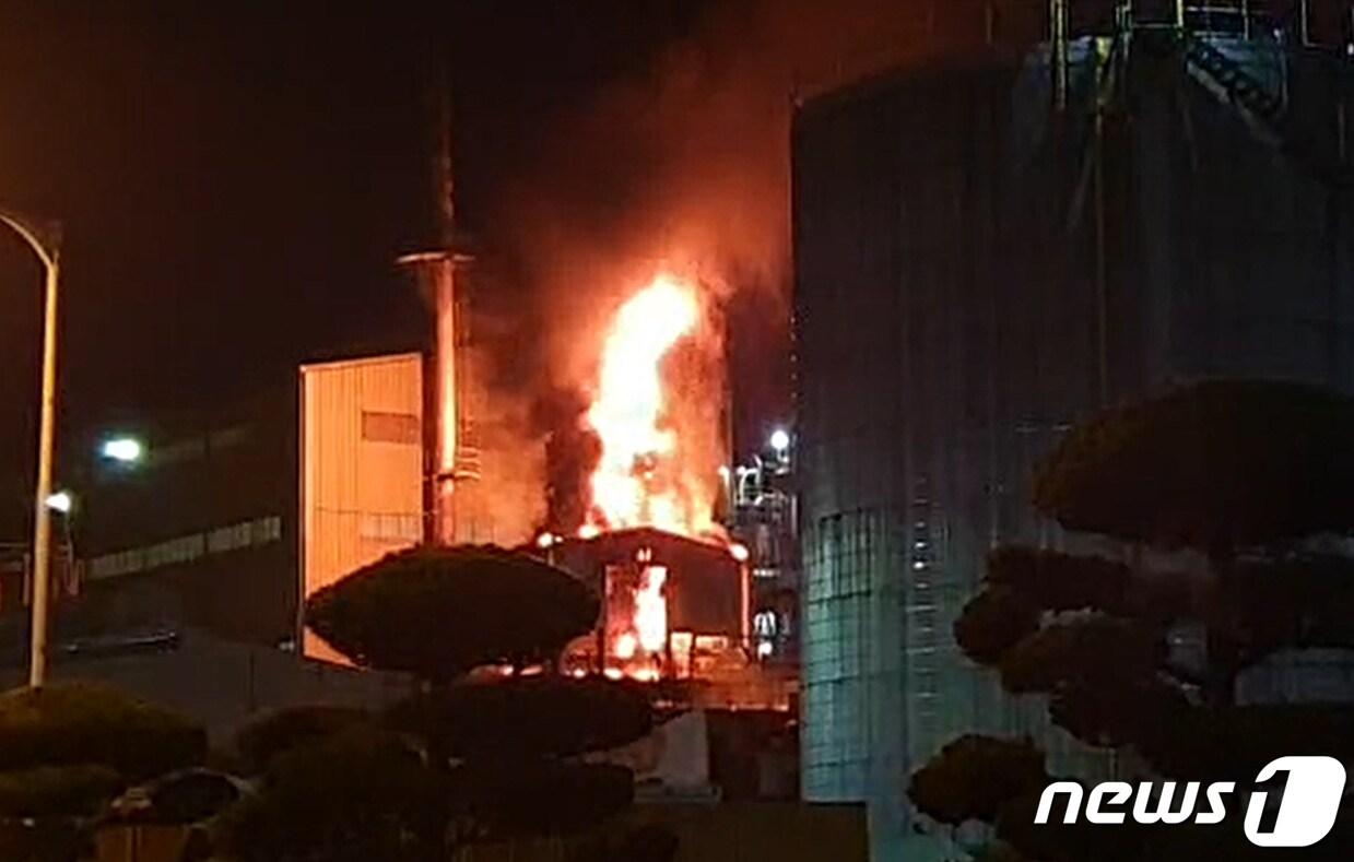 본문 이미지 - 지난 6월22일 전남 여수시 적량동 여수국가산업단지 내 한 석유화학공장에서 발생한 화재. (독자 제공 동영상 갈무리) 2020.6.22/뉴스1