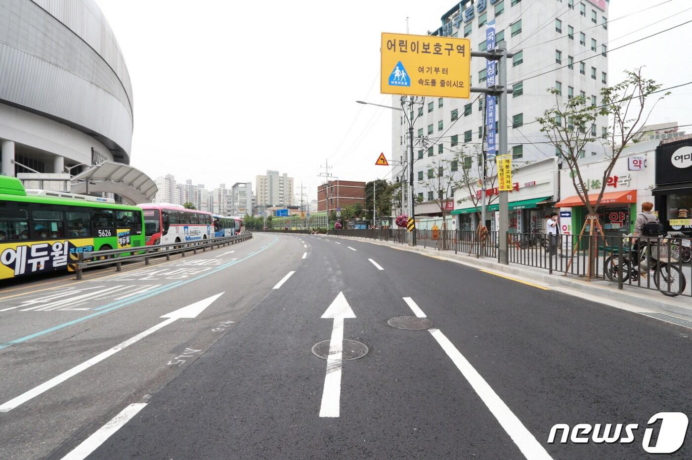 본문 이미지 - 확장공사를 마친 서울 구로구 고척스카이돔 앞 인천방향 도로 모습.(구로구 제공) ⓒ 뉴스1