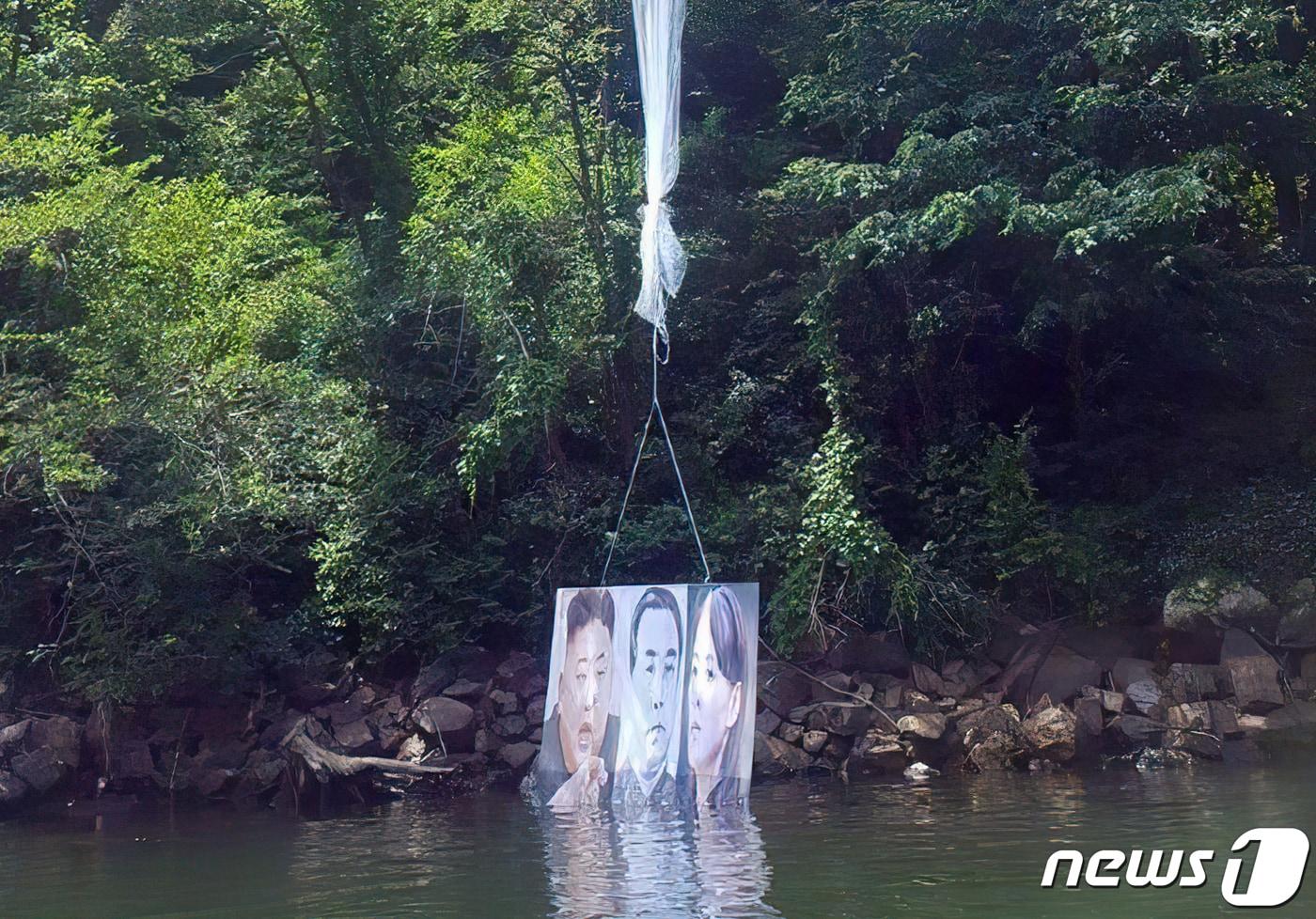 본문 이미지 - 23일 오전 10시15분께 강원 홍천군 서면 일원에서 탈북단체가 보낸 대북전단 살포 풍선이 발견됐다는 신고가 접수됐다. 홍천 경찰은 신고를 받고 현장에 출동해 경위를 파악 중이다. (독자 제공) /뉴스1 ⓒ News1 박하림 기자