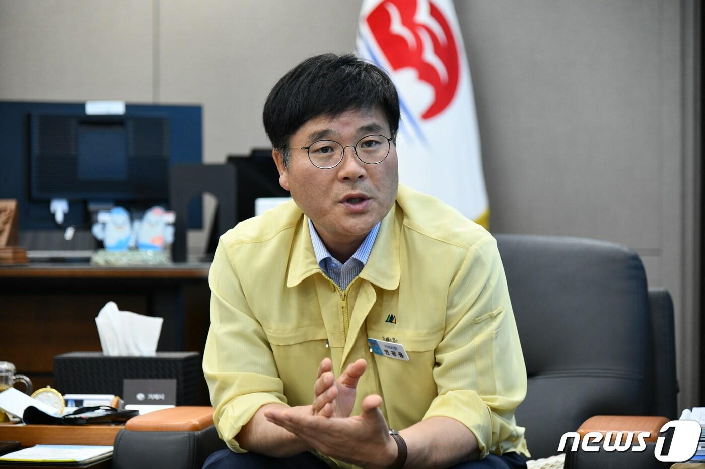 본문 이미지 - 변광용 거제시장이 30일 거제시청에서 뉴스1과 인터뷰를 하고 있다.2020.6.30. /ⓒ 뉴스1