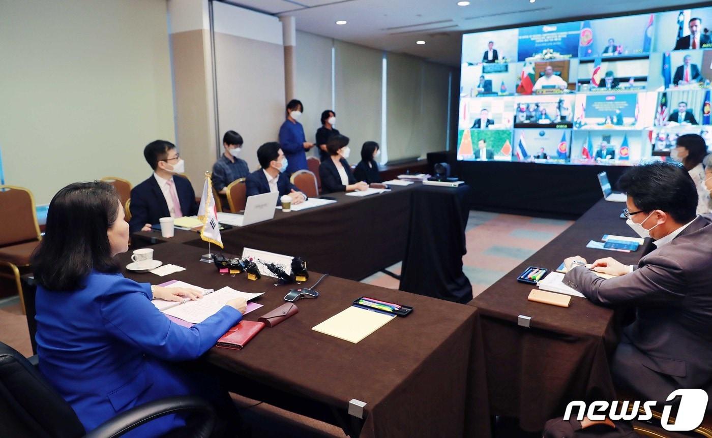 본문 이미지 - 유명희 산업통상자원부 통상교섭본부장이 23일 서울 강남구 삼성동 코엑스 영상회의실에서 열린 'RCEP(역내포괄적경제동반자협정) 제10차 회기간 장관회의'에서 인사말을 하고 있다. (산업통상자원부 제공) 2020.6.23/뉴스1