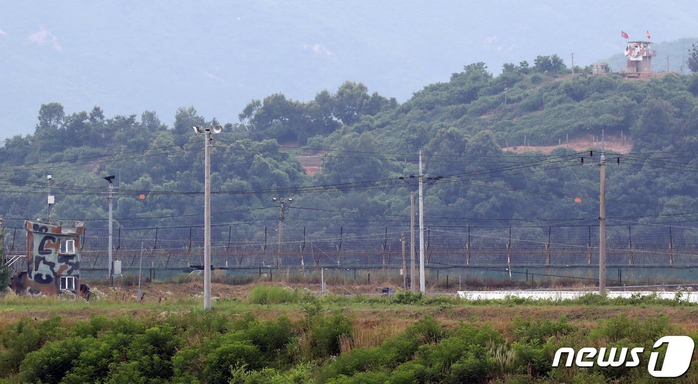 경기 파주시 접경지역에서 바라본 북한군 초소에서 남한군 초소와 북한군 초소가 나란히 보이고 있다. 2020.6.23/뉴스1 ⓒ News1 송원영 기자