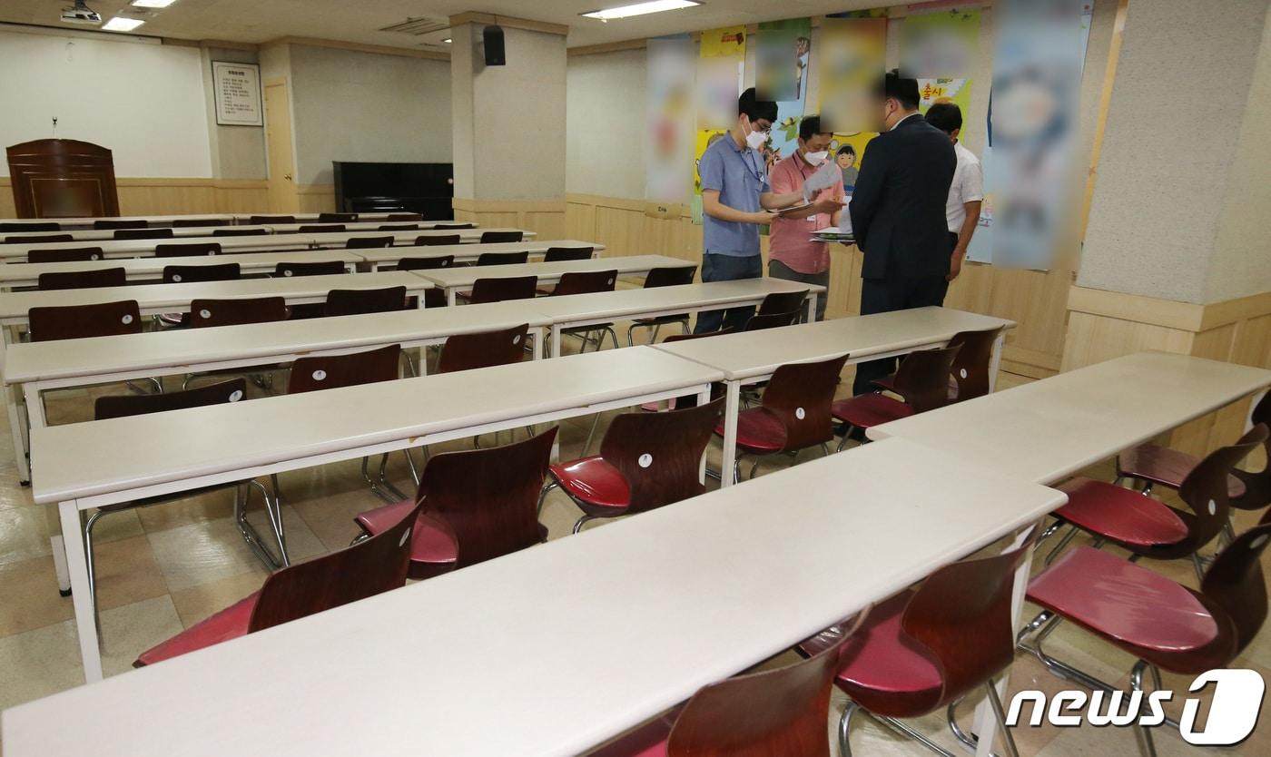 코로나19 장기화로 그간 대면 영업을 통해 화장품, 건강식품 등을 판매하던 방문판매 종사자들이 생사의 갈림길에 서게 됐다.사진은 지난해 6월  대전 서구청과 둔산경찰서 직원들이 대전 서구에 위치한 방문판매 업체를 방문해 행정명령 및 방역수칙 준수 여부 등을 점검하고 있는 모습. ⓒ News1 김기태 기자