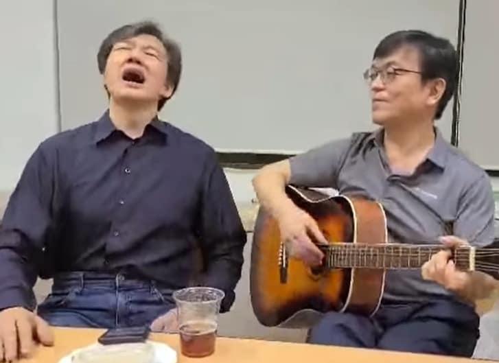 본문 이미지 - 조국 전 법무부 장관이 류형수 작곡가의 반주에 맞춰 이정선이 작사작곡한 '나들이'를 열창하고 있다.  유튜브 갈무리 ⓒ News1