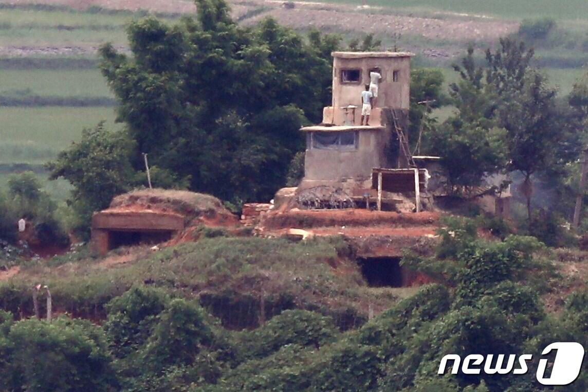본문 이미지 - 북한군 초소(자료사진). 2020.6.23/뉴스1 ⓒ News1 송원영 기자