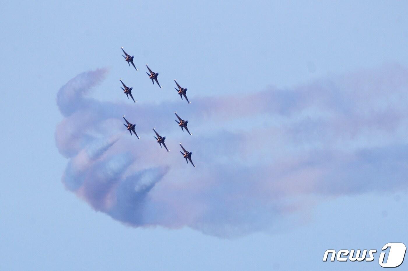 23일 오후 부산 영도 상공에서 대한민국 공군 특수비행팀 '블랙이글스'가 연습 비행을 하고 있다. 2020.6.23/뉴스1 ⓒ News1