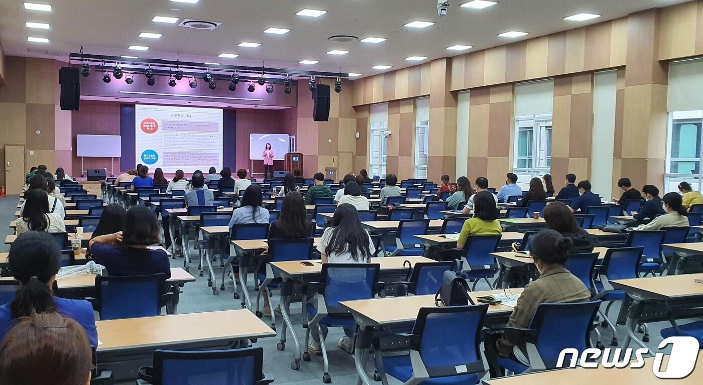 본문 이미지 - 전주상공회의소가 24일 도내 기업 인사·노무·급여 및 4대 보험 담당자들의 실무능력 향상을 위한 ‘2020년 달라진 근로기준법에 의한 임금설계와 급여관리 및 4대보험 실무교육’을 실시하고 있다.(전주상공회의소 제공)2020.6.24 /뉴스1