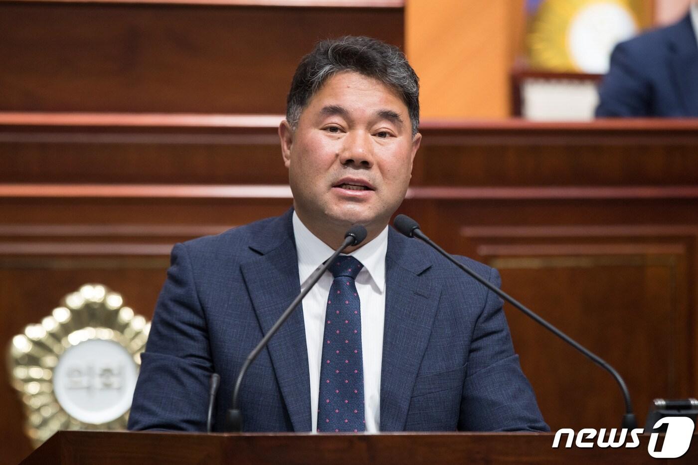 본문 이미지 - 한안길 군산시의회 의원이 전북 군산시 옥서면 하제마을 탄약고 주변의 안전지역권을 국방부 직접 관리해 줄 것을 요구하는 건의문을 발표하고 있다.ⓒ 뉴스1