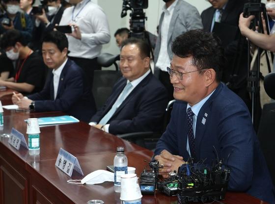 본문 이미지 - 송영길 외교통일위원회 위원장이 지난 24일 오후 서울 여의도 의원회관에서 열린 여야 외교국방분야 여야 간담회에서 대화하고 있다. ⓒ News1 
