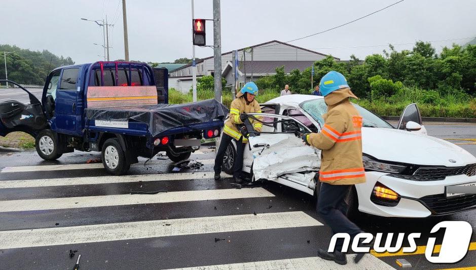 본문 이미지 - 24일 오전 제주 서귀포시 상효동 한 도로에서 1톤 트럭과 렌터카가 충돌해 소방 관계자들이 상황을 수습하고 있다.(제주소방안전본부 제공)2020.6.24/뉴스1 ⓒ News1 오현지 기자