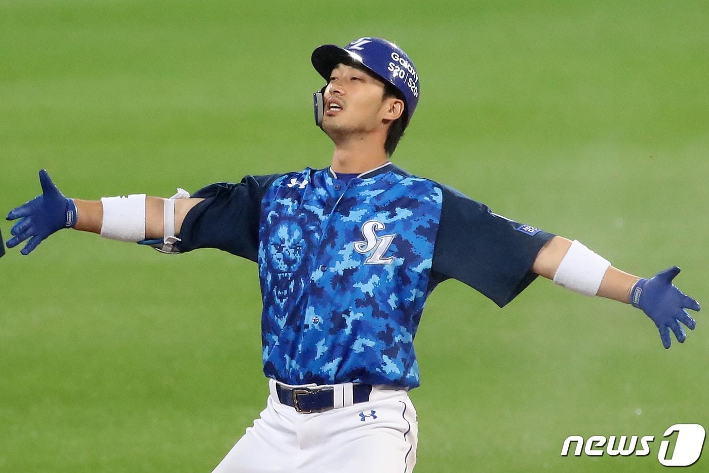 24일 오후 대구삼성라이온즈파크에서 열린 프로야구 '2020 신한은행 SOL KBO리그' 삼성 라이온즈와 한화 이글스의 경기에서 점수는 2-2, 9회말 동점 2사 만루 상황에서 삼성 5번타자 이학주가 끝내기 적시타를 때린 뒤 기뻐하고 있다. 삼성이 3-2 역전승. 2020.6.24/뉴스1 ⓒ News1 공정식 기자