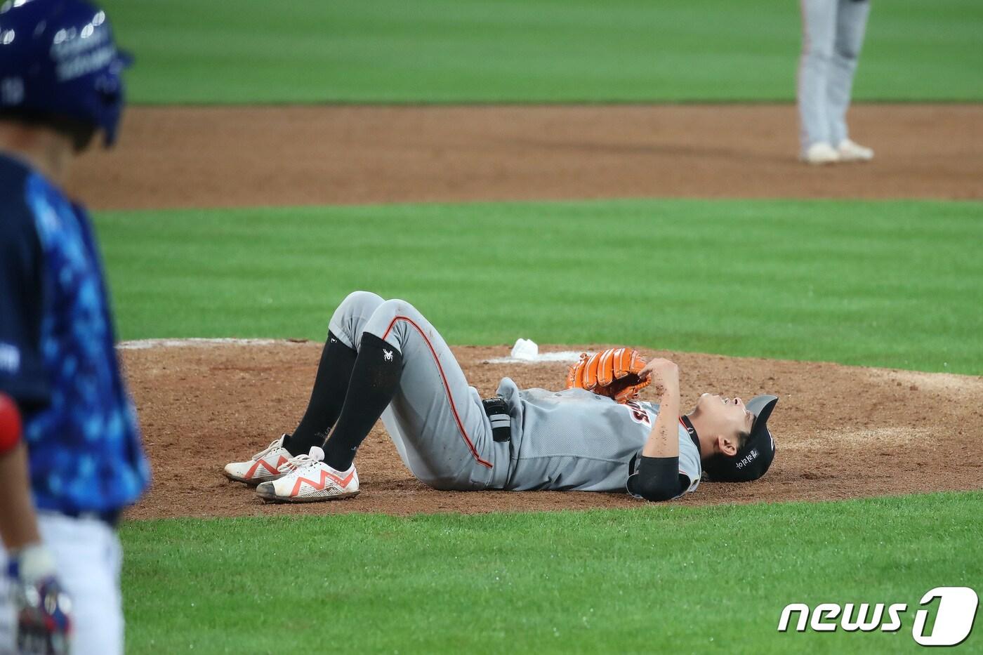 본문 이미지 - 24일 오후 대구삼성라이온즈파크에서 열린 프로야구 '2020 신한은행 SOL KBO리그' 삼성 라이온즈와 한화 이글스의 경기, 한화가 2-1 앞서던 9회초 2사 2루 상황 정우람이 마운드에서 미끄러져 고통스러워하고 있다. 2020.6.24/뉴스1 ⓒ News1 공정식 기자
