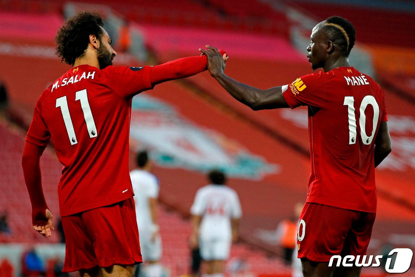 리버풀의 사디오 마네(오른쪽)가 25일(한국시간) 영국 리버풀의 안필드에서 열린 크리스탈 팰리스와의 2019-20 잉글랜드 프리미어리그 31라운드에서 득점 후 어시스트를 한 모하메드 살라와 기뻐하고 있다. ⓒ AFP=뉴스1