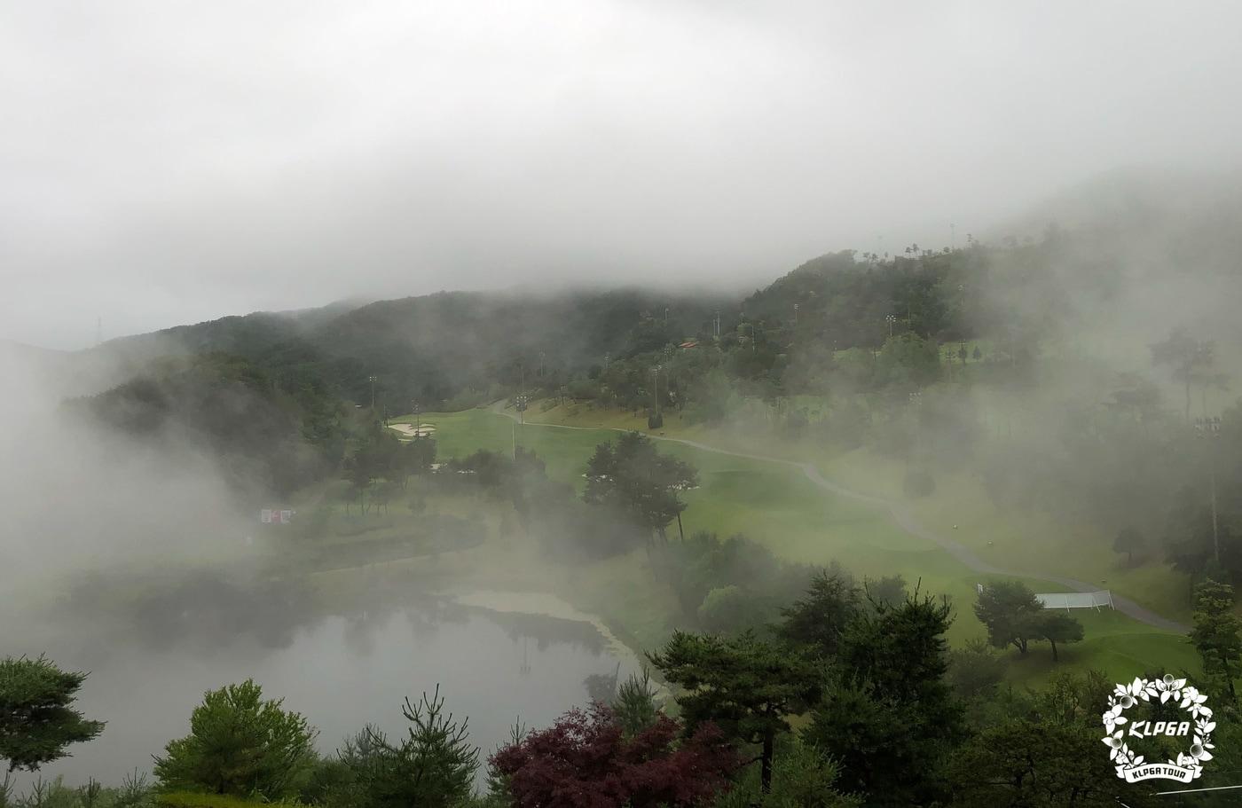 안개에 갇혀 있는 골프 코스(KLPGA 제공) 2020.6.25/뉴스1