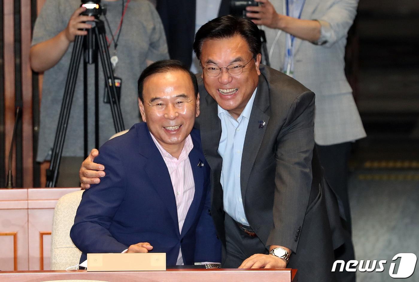 본문 이미지 - 2020년 6월 25일 정진석(오른쪽), 박덕흠 미래통합당 의원이 서울 여의도 국회에서 열린 긴급 비상의원총회에 참석해 활짝 웃고 있다.  정 의원의 장녀와 박 의원의 장남은 지난 21일 서울 광진구의 한 호텔에서 결혼식을 올려 사돈 관계가 됐다. 2020.6.25 ⓒ 뉴스1 박세연 기자
