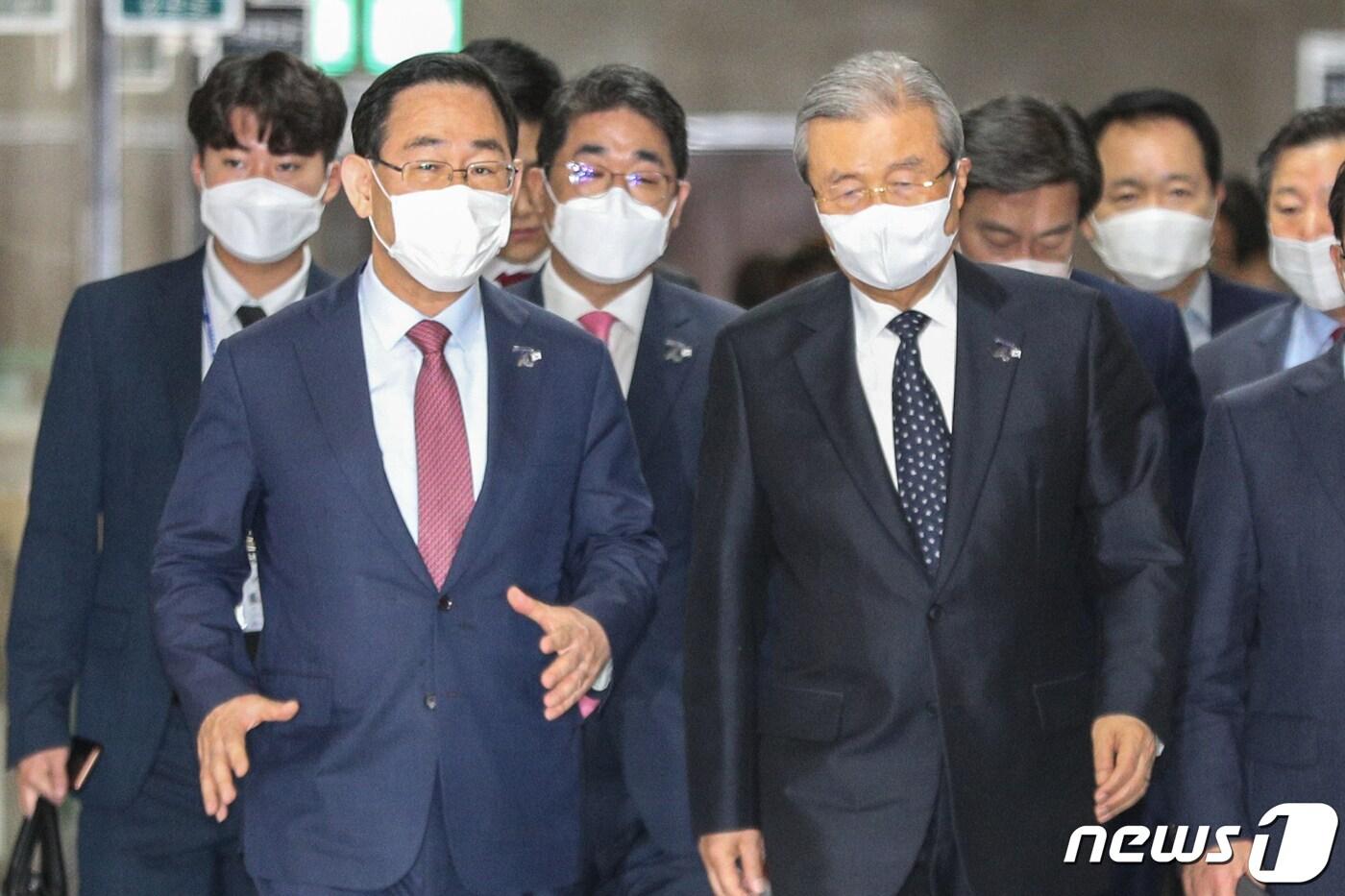본문 이미지 - 미래통합당 김종인 비대위원장, 주호영 원내대표가 25일 오전 서울 여의도 국회에서 열린 비상대책위원회의에 참석하고 있다. 2020.6.25/뉴스1 ⓒ News1 성동훈 기자