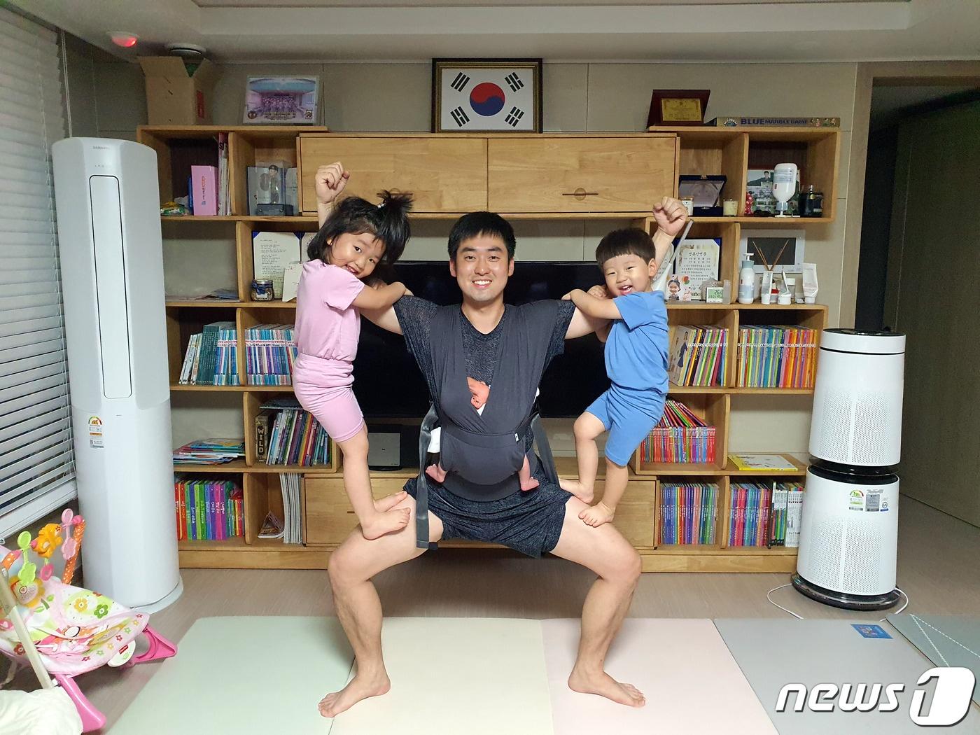본문 이미지 - 김천시 남성육아사진 공모전 금상 정영훈씨의'아빠는 슈머맨을 꿈꾼다' (김천시제공)2020.6.25/ⓒ 뉴스1