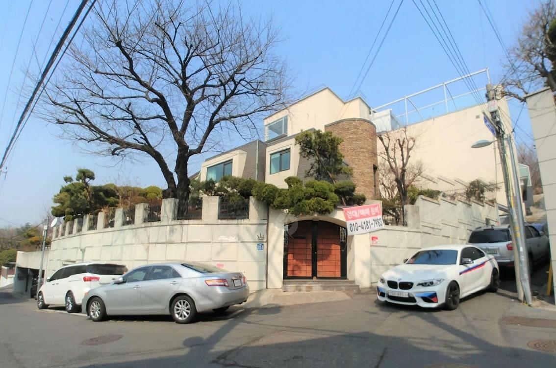 본문 이미지 - 배우 황정음이 지난달 매입한 것으로 알려진 서울 용산구 이태원동의 단독주택./사진제공=원빌딩ⓒ 뉴스1