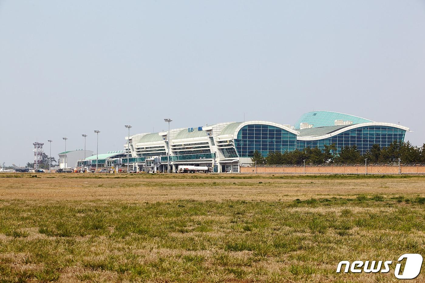 본문 이미지 - 무안공항 전경(전남도 제공)2020.6.25/뉴스1 ⓒ News1 김영선 기자