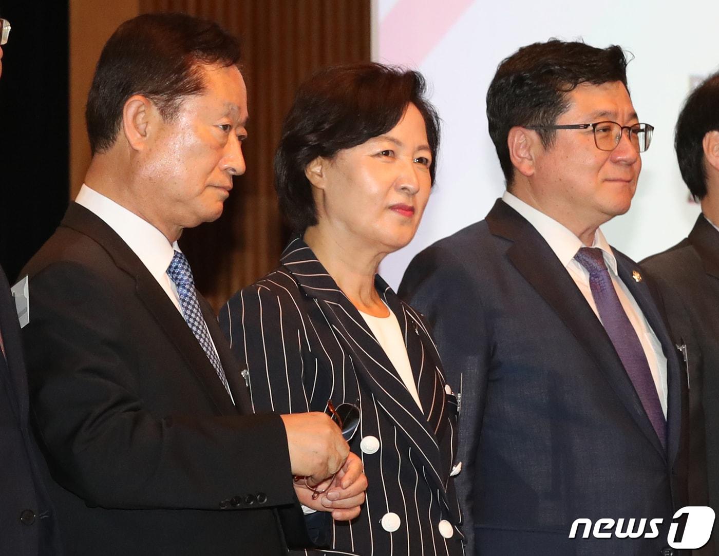 본문 이미지 - 추미애 법무부장관과 남기명 고위공직자범죄수사처(공수처) 준비단장, 이찬희 대한변호사협회 회장이 25일 서울 중구 대한상공회의소 국제회의장에서 열린 공수처 설립준비단 주관 공청회에서 기념촬영을 하고 있다. 2020.6.25/뉴스1 ⓒ News1 송원영 기자