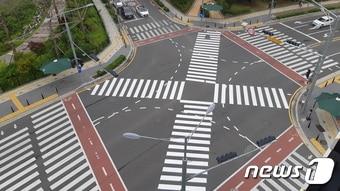 본문 이미지 - 진주 무지개초등학교 앞 교차로에 대각선 횡단보도가 설치됐다. ⓒ 뉴스1