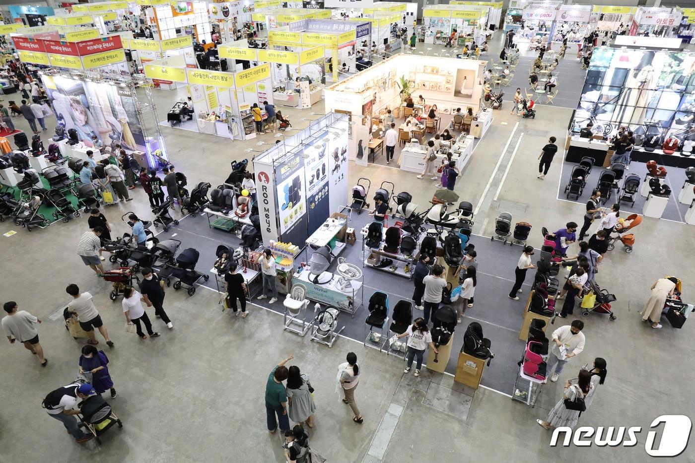 본문 이미지 - 25일 오전 대구 북구 산격동 엑스코(EXCO)에서 열린 임신·출산과 육아·교육 전문전시회 '제28회 대구 베이비&키즈페어(베키)' 행사장이 관람객들로 붐비고 있다. 지난 2월 대구에서 확산된 신종 코로나바이러스 감염증(코로나19) 여파로 엑스코에서 열릴 예정이던 전시·박람회 일정이 대부분 취소된 가운데 이날 코로나19 사태 이후 처음으로 행사가 진행됐다. 2020.6.25/뉴스1 ⓒ News1 공정식 기자