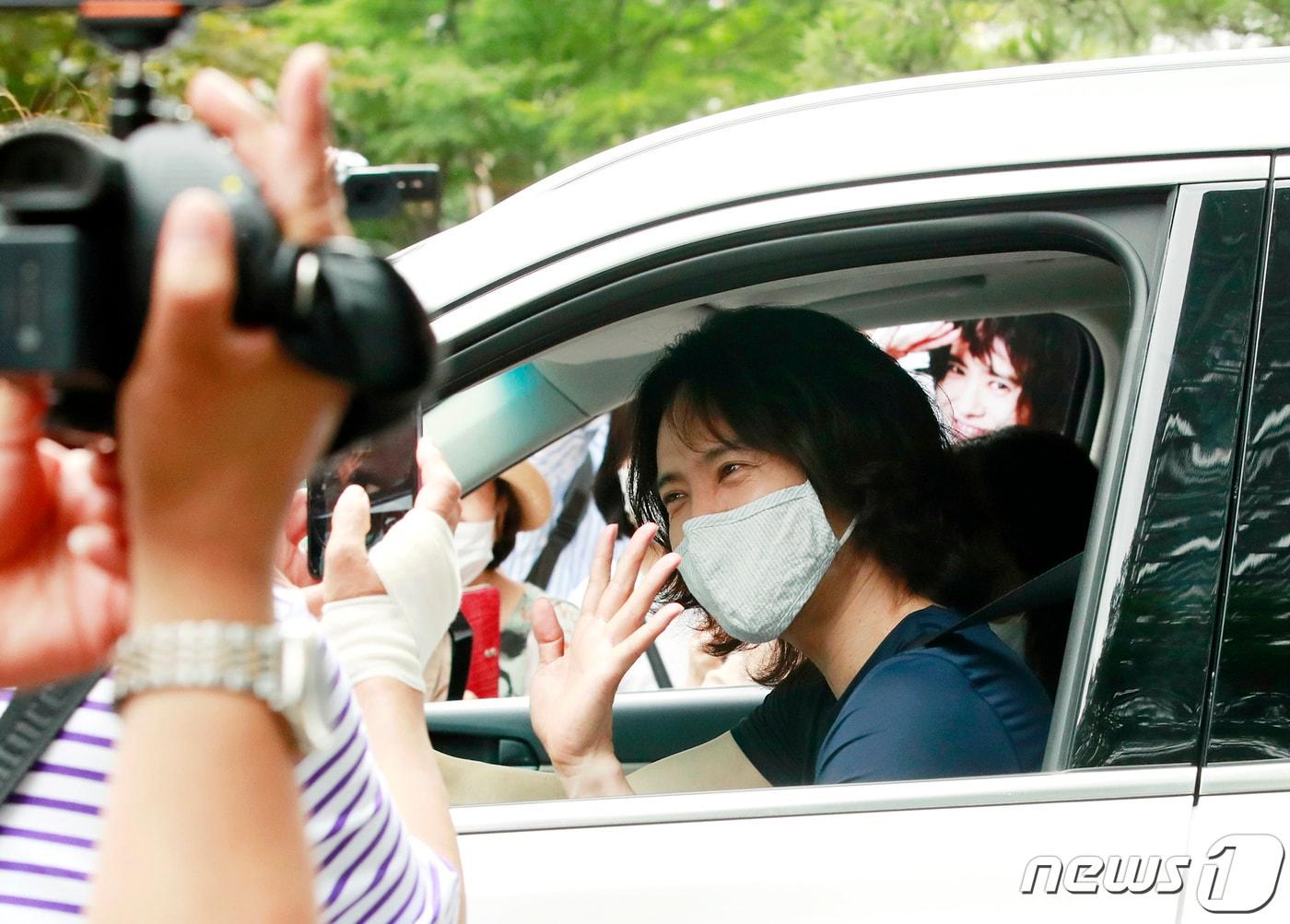 본문 이미지 - 가수 양준일이 25일 오후 경기도 일산 MBC드림센터에서 열린 MBC every1 예능 프로그램 '비디오스타' 녹화를 마치고 직접 운전을 하며 방송국을 나서고 있다. 2020.6.25/뉴스1 ⓒ News1 권현진 기자
