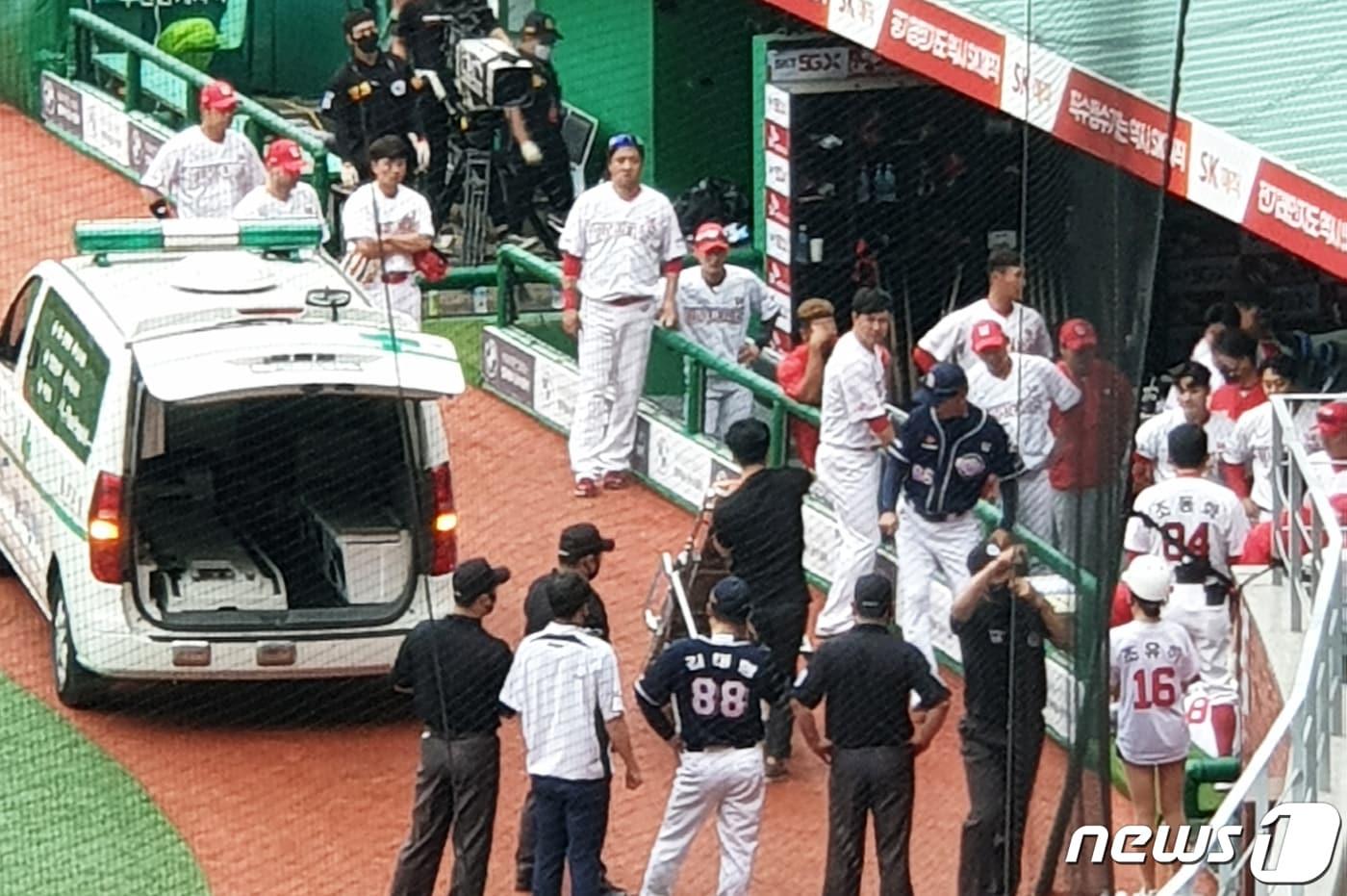 본문 이미지 - 25일 인천 SK행복드림구장에서 열린 2020 신한은행 SOL KBO리그 두산 베어스와 나 와이번스의 시즌 5차전 더블헤더 1차전에서 염경염 SK 감독이 덕아웃에서 쓰러지자 두산 김태형 감독을 비롯한 양팀 코칭스태프와 선수들이 걱정스럽게 지켜보고 있다.. 2020.6.25/뉴스1 ⓒ News1 정명의 기자