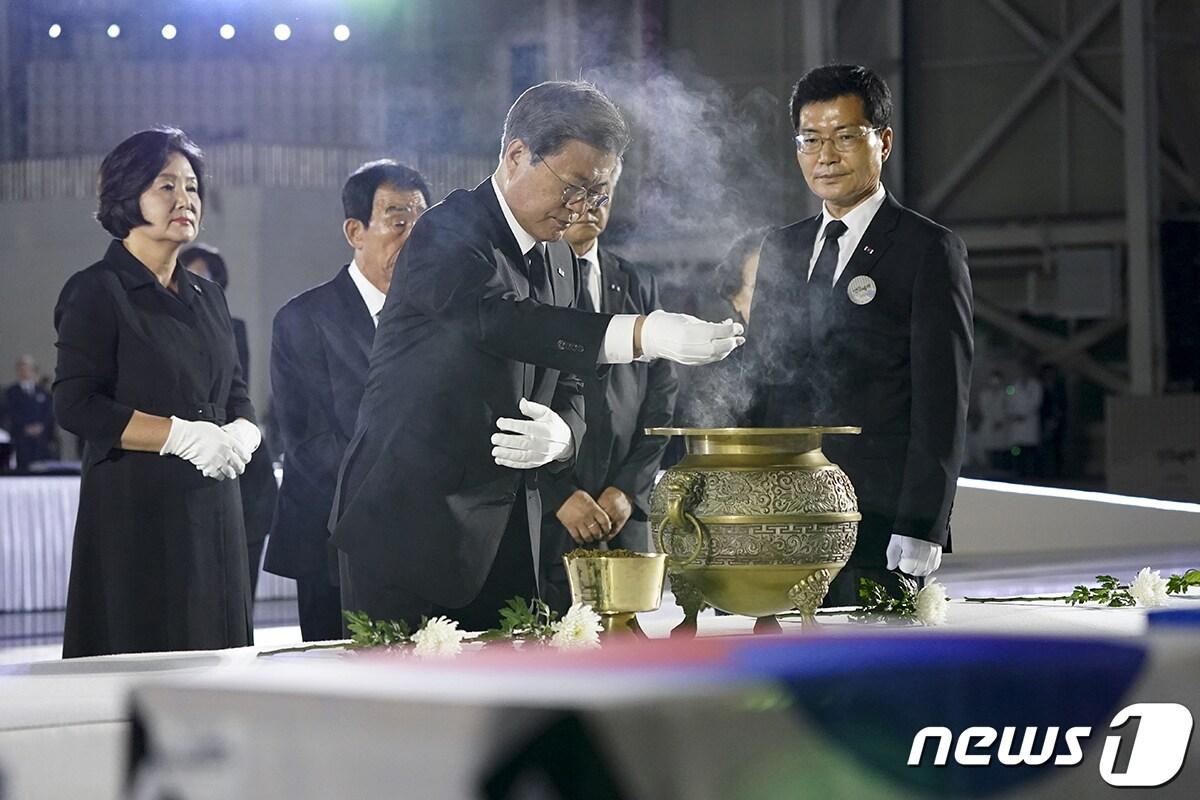 본문 이미지 - 문재인 대통령이 25일 경기 성남 서울공항에서 열린 6.25전쟁 70주년 행사에 참석해 분향하고 있다.(청와대 제공)2020.6.26/뉴스1