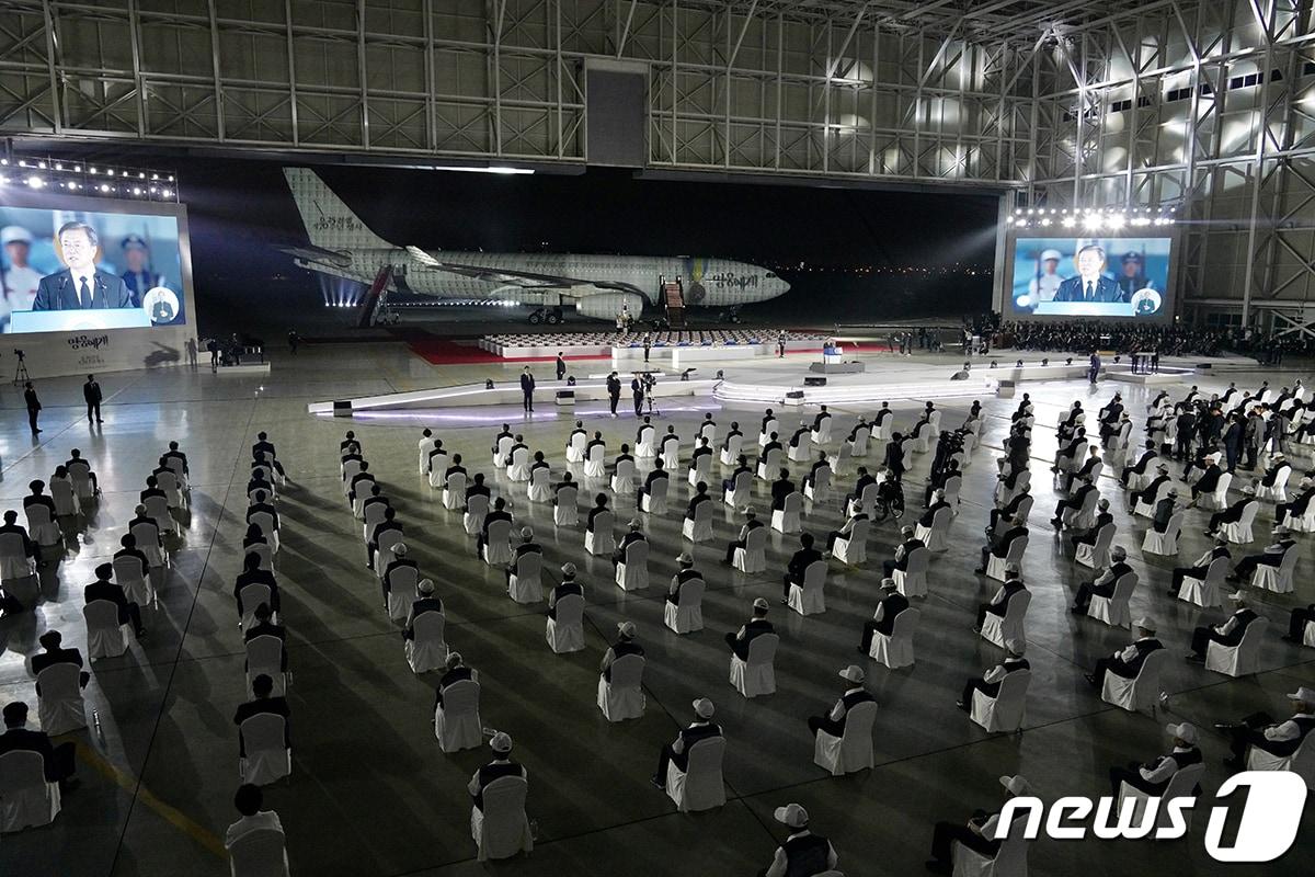 본문 이미지 - 문재인 대통령이 25일 경기 성남 서울공항에서 열린 6.25전쟁 70주년 행사에 참석해 기념사를 하고 있다.(청와대 제공)2020.6.26/뉴스1