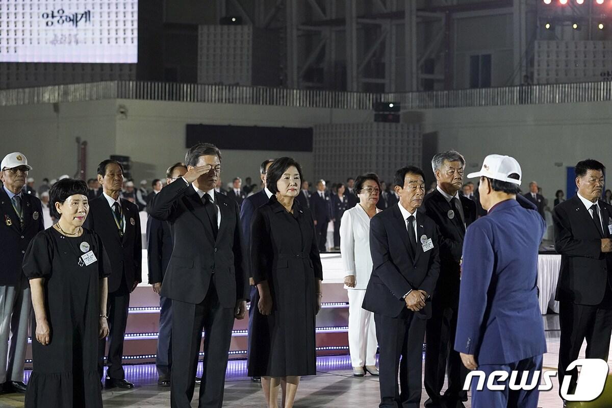 본문 이미지 - 문재인 대통령이 25일 경기 성남 서울공항에서 열린 6.25전쟁 70주년 행사에 참석해 국군 전사자 유해를 맞이한 뒤 6.25참전용사인 류영봉씨의 복귀 신고를 받고 있다.(청와대 제공)2020.6.26/뉴스1