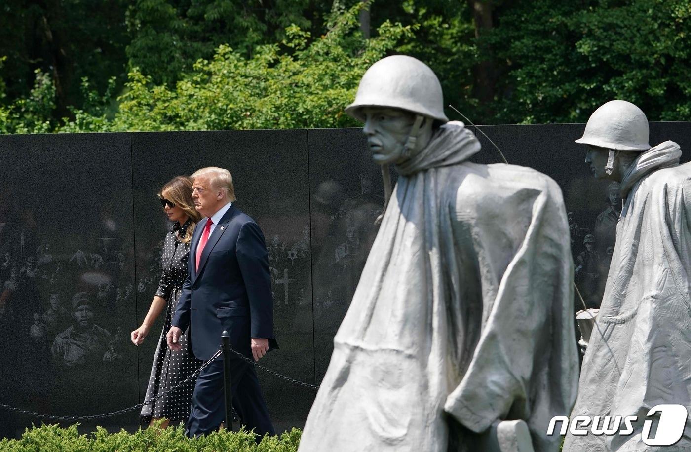 도널드 트럼프 미국 대통령이  첫 임기 때인 2020년 6월 25일 (현지시간) 멜라니아 여사와 워싱턴에 있는 한국전쟁 참전용사 기념공원을 둘러보고 있다. ⓒ AFP=뉴스1 ⓒ News1 우동명 기자