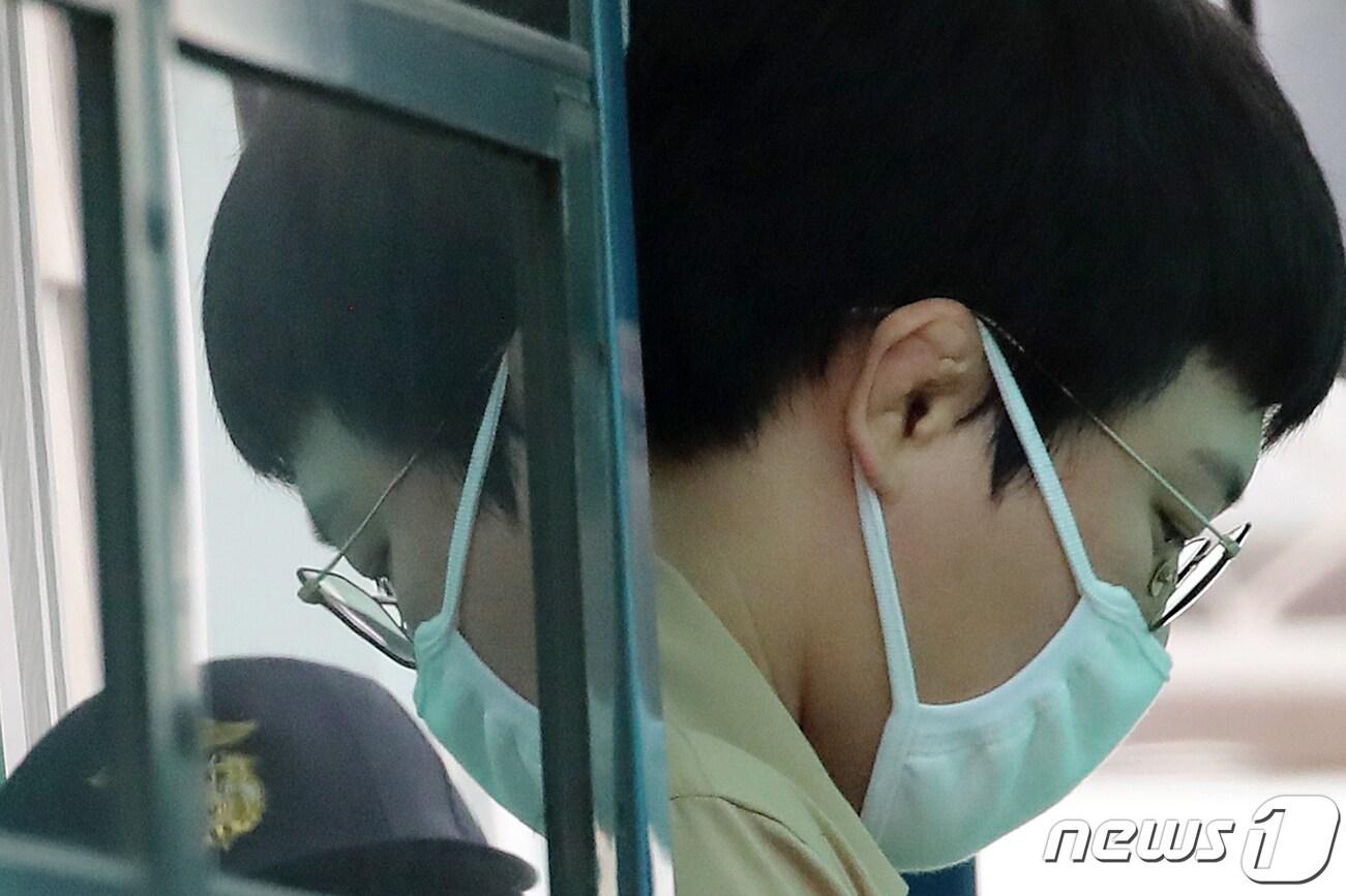 본문 이미지 - 미성년자 성폭행 혐의(아동·청소년의 성보호법에 관한 법률 위반 등)로 구속된 전 유도국가대표 왕기춘이 법무부 호송버스에서 내리고 있다. 2020.6.26/뉴스1 ⓒ News1 공정식 기자