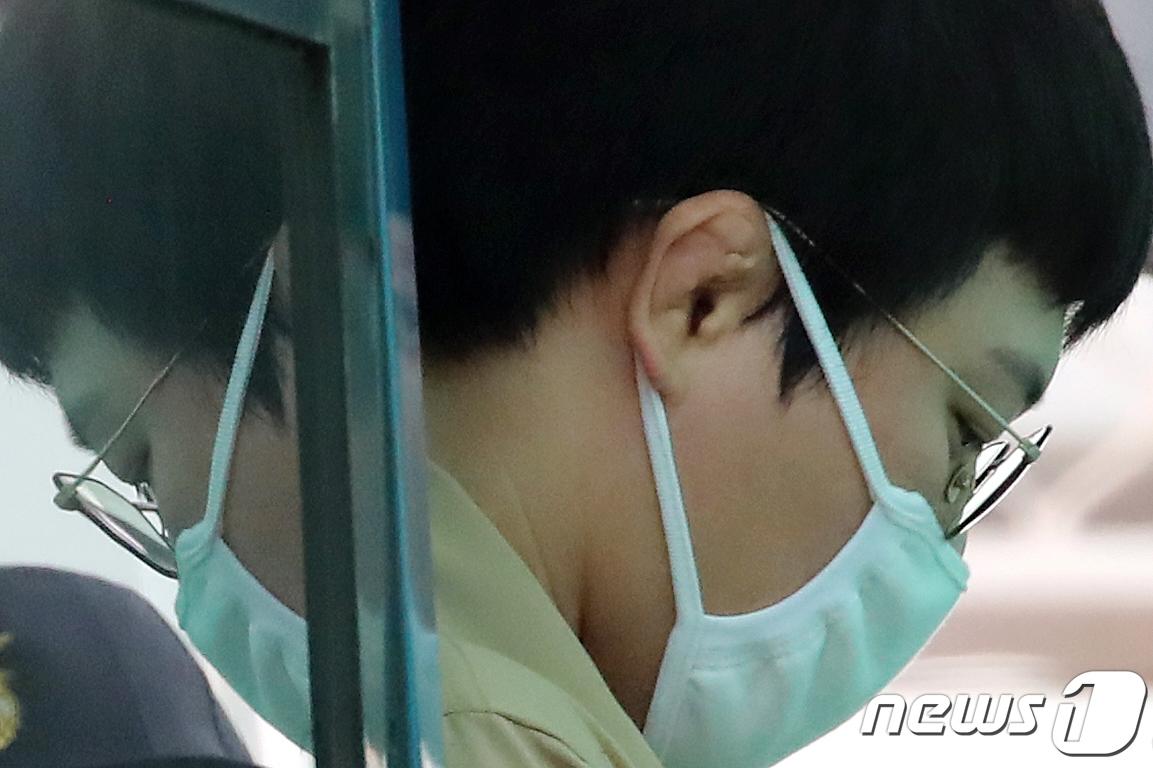 본문 이미지 - 미성년자 성폭행 혐의(아동·청소년의 성보호법에 관한 법률 위반 등)로 구속된 전 유도국가대표 왕기춘이 지난해 6월 26일 오전 첫 공판이 열리는 대구지방법원에 도착해 마스크와 베이지색 수의 차림으로 법무부 호송버스에서 내리고 있다. 2020.6.26 /뉴스1 ⓒ News1 공정식 기자