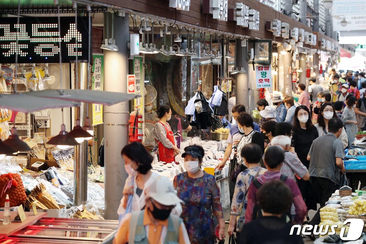 본문 이미지 - '대한민국 동행세일'이 시작된 26일 서울 동대문구 청량리 종합시장이 장을 보러 나온 시민들로 북적이고 있다. 2020.6.26/뉴스1 ⓒ News1 민경석 기자
