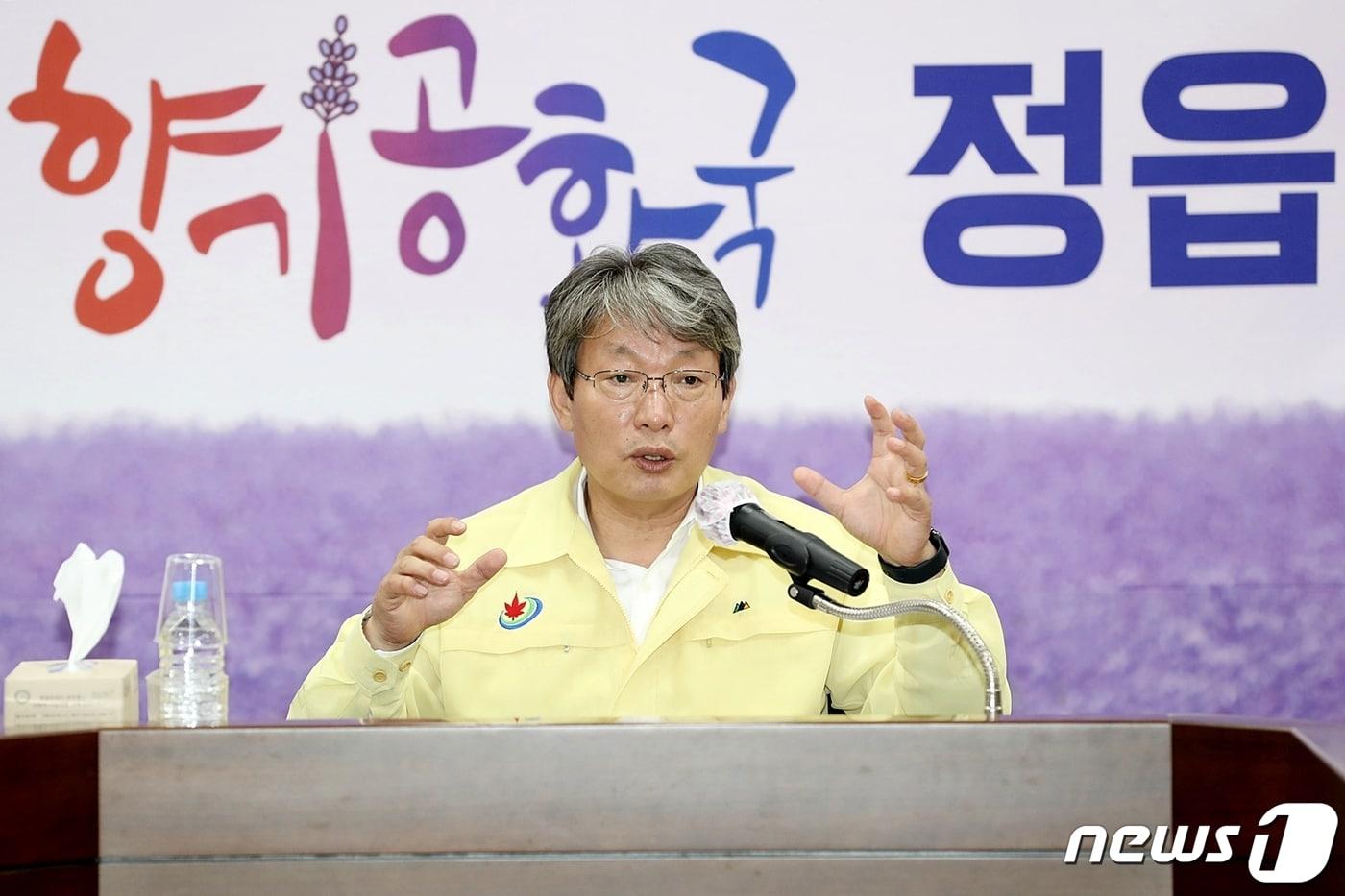 본문 이미지 - 유진섭 전북 시장이 2‘제2회 나눔과 배려 복지대상’에서 ‘사회통합 부문’ 보건복지부 장관상과 ‘혁신경제 부문’ 대상을 수상했다. 민선 7기 취임 2주년 기자회견. ⓒ 뉴스1