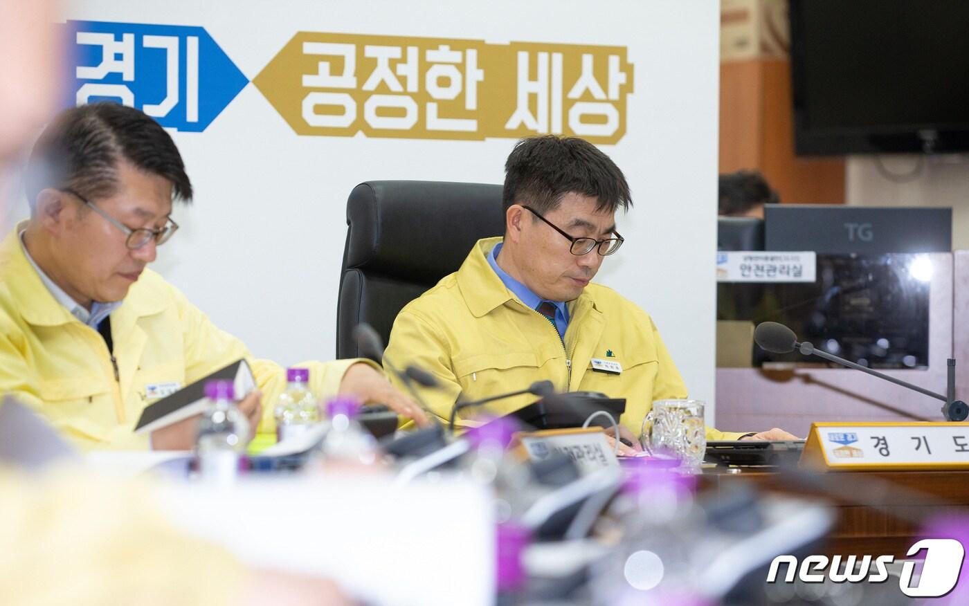 경기도 재난기본소득이 성공적을 집행될 수 있었던 것은 최원용(사진 중간) 기획관리실장을 비록한 직원들의 헌신적인 노력이 있었기 때문에 가능했다는 평가가 나오고 있다.ⓒ 뉴스1